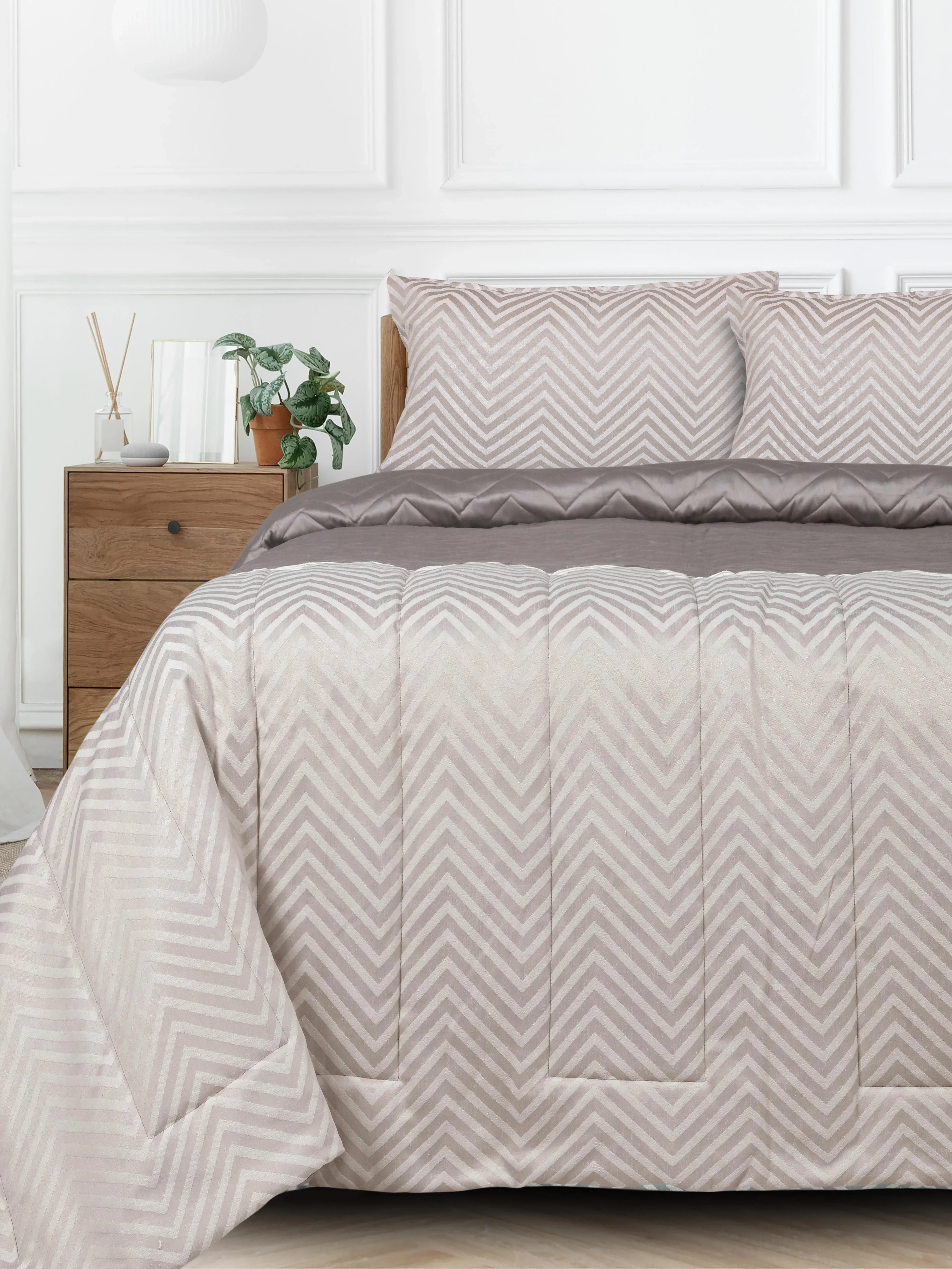 Chevron Damask All Season Reversible Quilt - Image 6