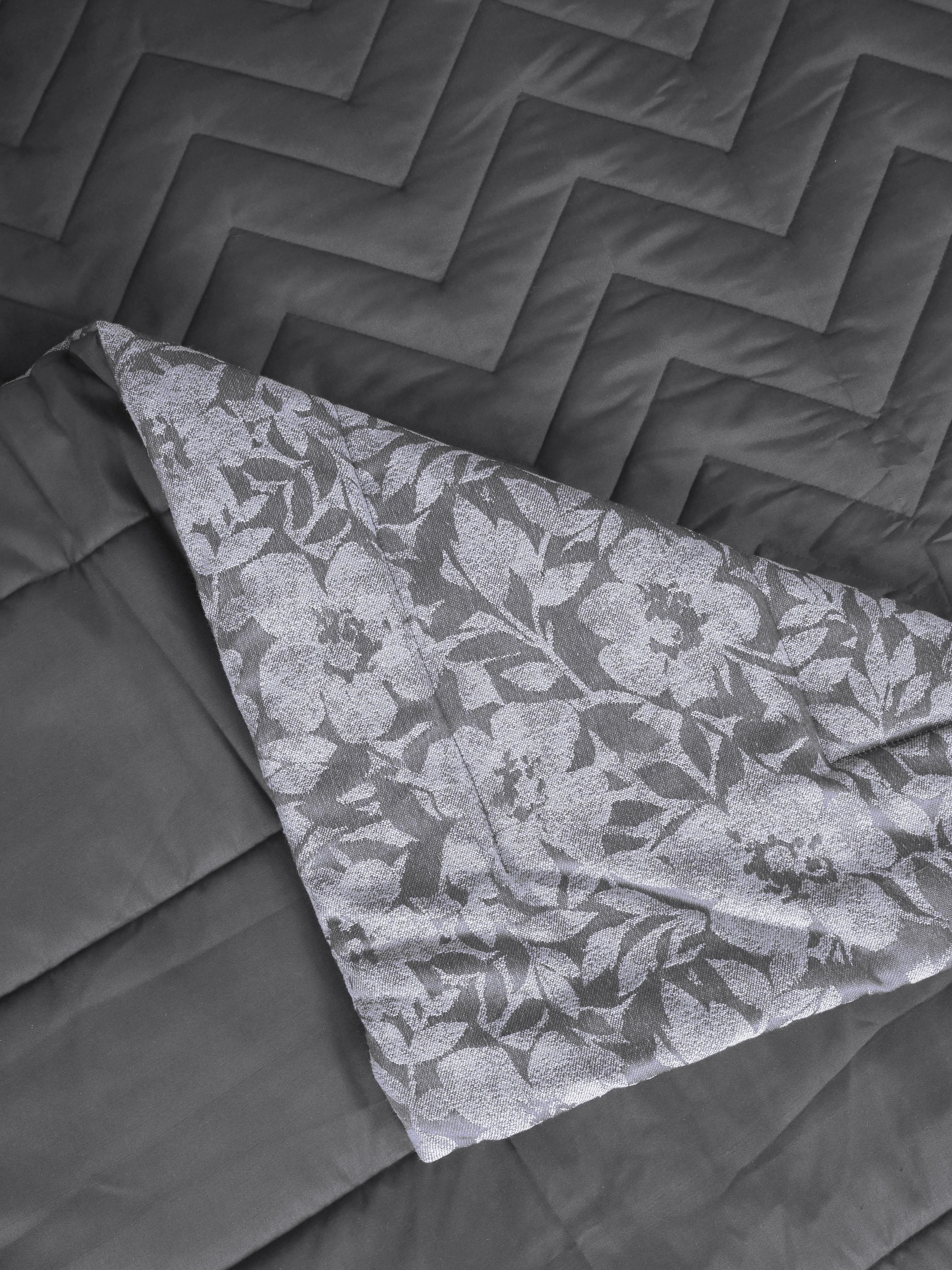 Kanan All Season Reversible Quilt - Image 3