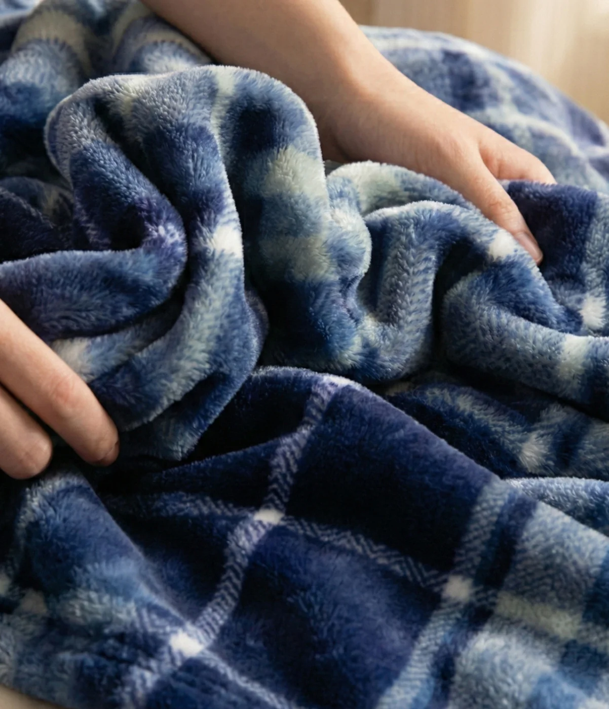 Scott Lightweight All Season Mink Blanket - Image 3